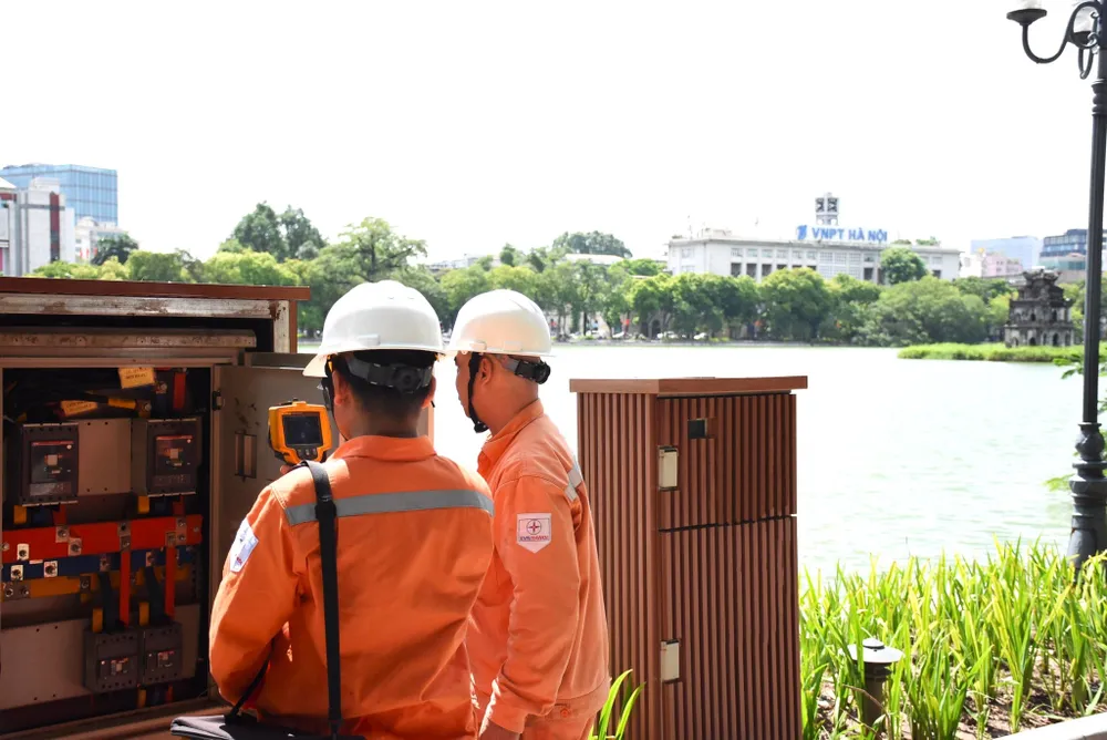 Công nhân điện lực tại quận Hoàn Kiếm - Hà Nội kiểm tra đảm bảo an toàn cho hệ thống trong dịp nghỉ lễ 2-9