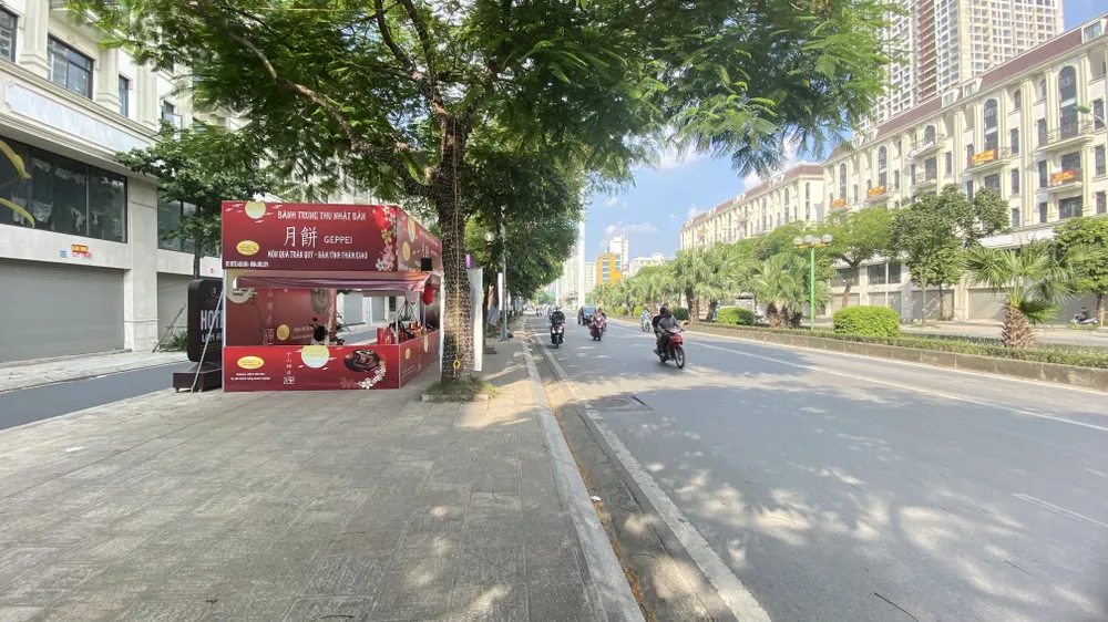 Vỉa hè đường Nguyễn Thanh Bình không còn chỗ cho người đi bộ