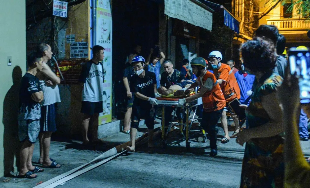 Lực lượng cứu hộ khẩn trương cứu các nạn nhân vụ cháy đêm 12, sáng 13-9 tại Khương Hạ (quận Thanh Xuân, TP Hà Nội)