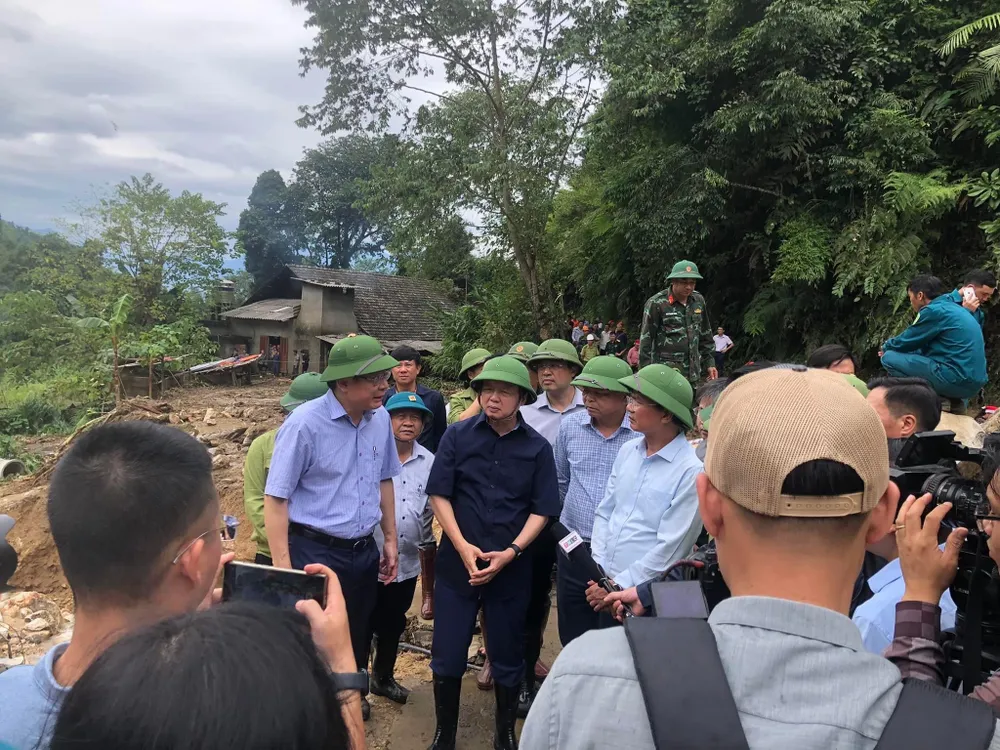 Phó Thủ tướng Trần Hồng Hà đến hiện trường chỉ đạo khắc phục hậu quả lũ ống và thăm hỏi bà con vùng mưa lũ xã Liên Minh (Sa Pa - Lào Cai) Phó Thủ tướng Trần Hồng Hà đến hiện trường chỉ đạo khắc phục hậu quả lũ ống và thăm hỏi bà con vùng mưa lũ xã Liên Minh (Sa Pa - Lào Cai)