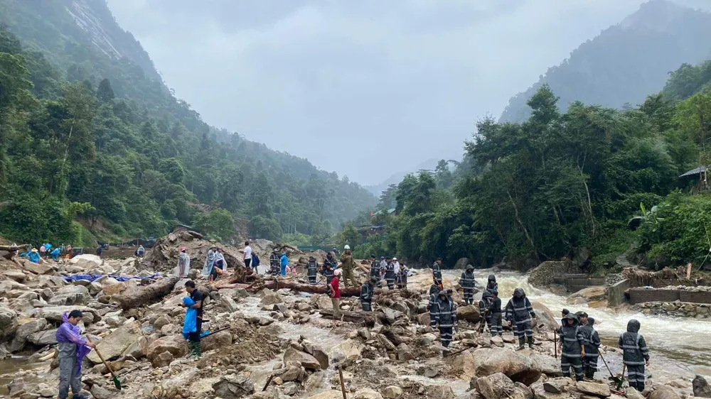 Hàng trăm người vẫn đang đội mưa tìm các nạn nhân còn mất tích dọc suối Nậm Pá sáng 14-9. Ảnh: TRUNG KIÊN Hàng trăm người vẫn đang đội mưa tìm các nạn nhân còn mất tích dọc suối Nậm Pá sáng 14-9. Ảnh: TRUNG KIÊN