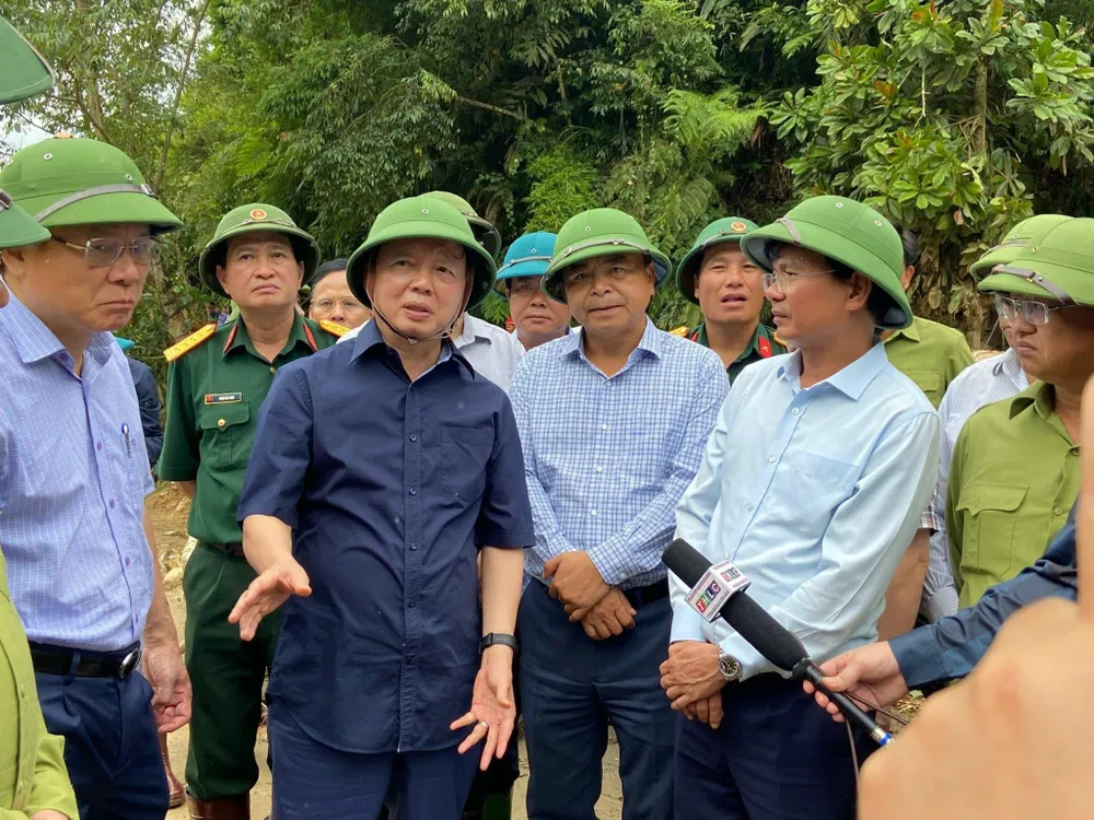 Phó Thủ tướng Trần Hồng Hà đến hiện trường chỉ đạo khắc phục hậu quả lũ ống và thăm hỏi bà con vùng mưa lũ xã Liên Minh (Sa Pa - Lào Cai) Phó Thủ tướng Trần Hồng Hà đến hiện trường chỉ đạo khắc phục hậu quả lũ ống và thăm hỏi bà con vùng mưa lũ xã Liên Minh (Sa Pa - Lào Cai)