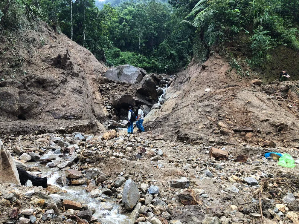 Lực lượng chức năng cùng người dân địa phương đi tìm kiếm, rà soát từng khe núi, vỉa suối để tìm nạn nhân mất tích. Ảnh: TRUNG KIÊN Lực lượng chức năng cùng người dân địa phương đi tìm kiếm, rà soát từng khe núi, vỉa suối để tìm nạn nhân mất tích. Ảnh: TRUNG KIÊN