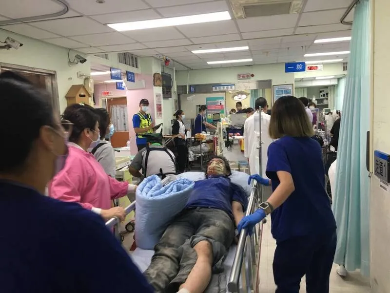 Bệnh viện Thiên Chúa giáo Bình Đông tiếp nhận nạn nhân vụ cháy nổ ngày 22-9. Ảnh: Liberty Times Bệnh viện Thiên Chúa giáo Bình Đông tiếp nhận nạn nhân vụ cháy nổ ngày 22-9. Ảnh: Liberty Times