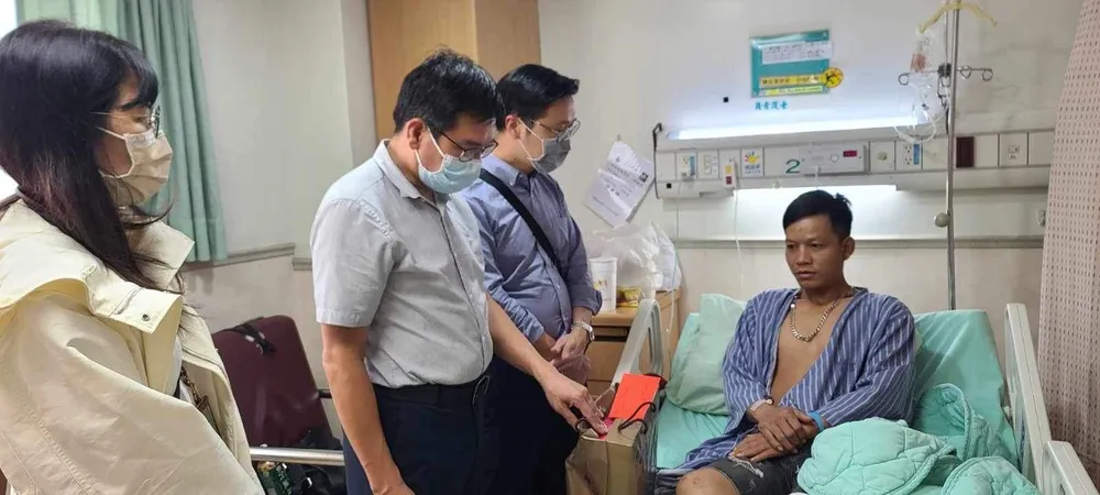 Đại diện Văn phòng Kinh tế và Văn hóa Việt Nam tại Đài Bắc đến các bệnh viện thăm hỏi nạn nhân người Việt. Ảnh: V.HÀ