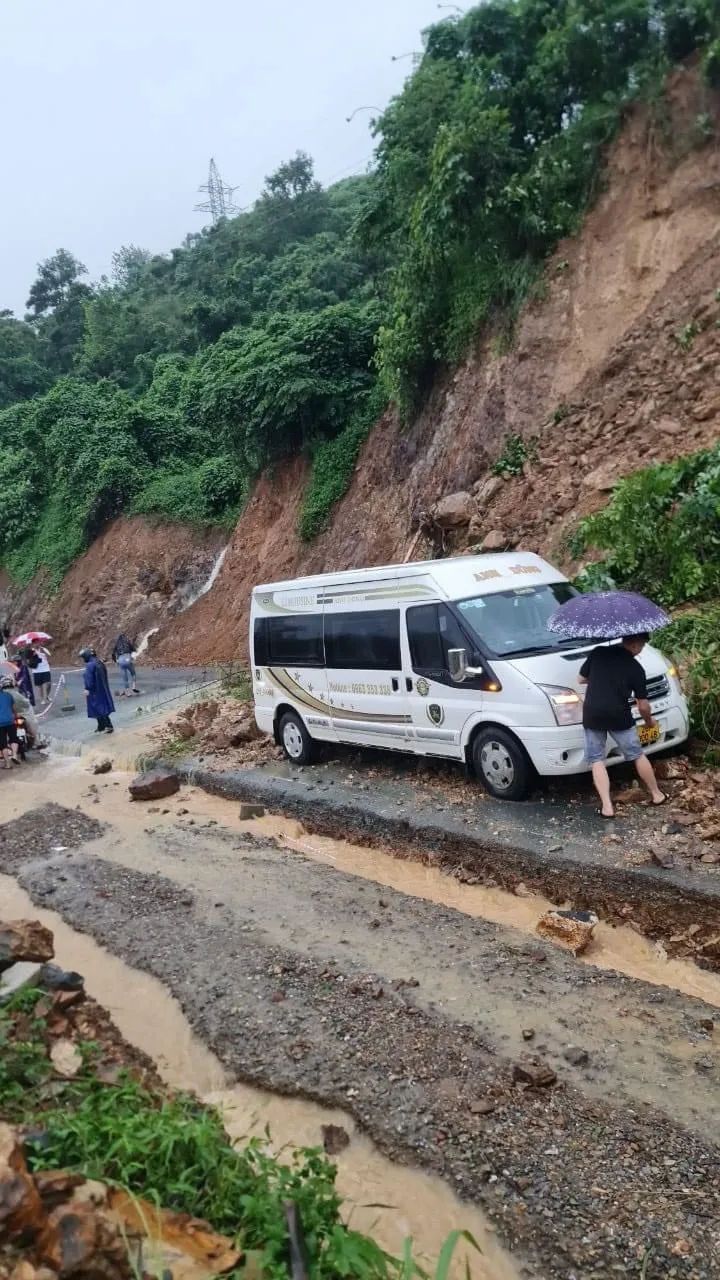 Sạt lở tại dốc Cun về phía TP Hòa Bình. Ảnh: CTV