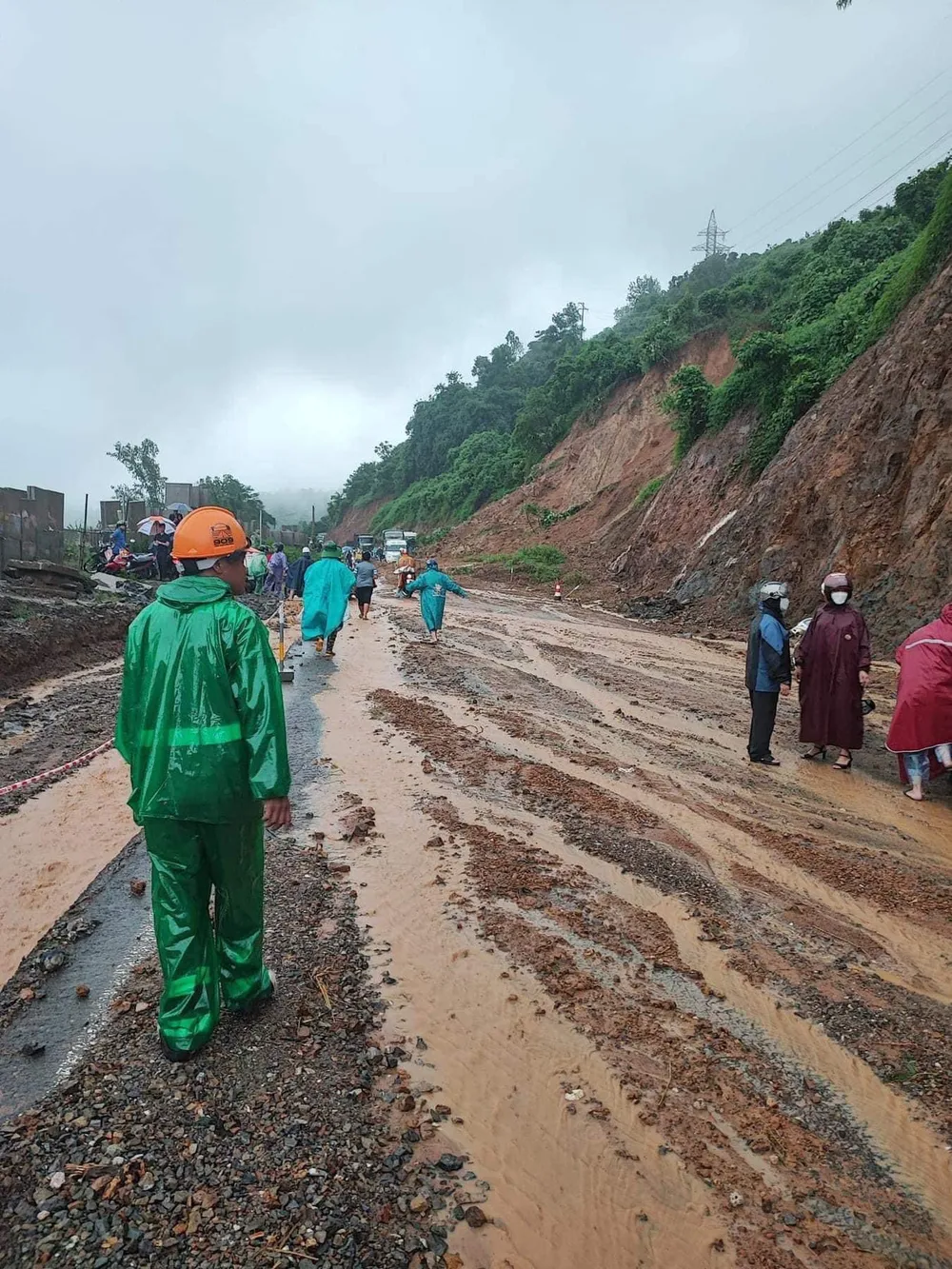 Sạt lở tại dốc Cun về phía TP Hòa Bình. Ảnh: CTV