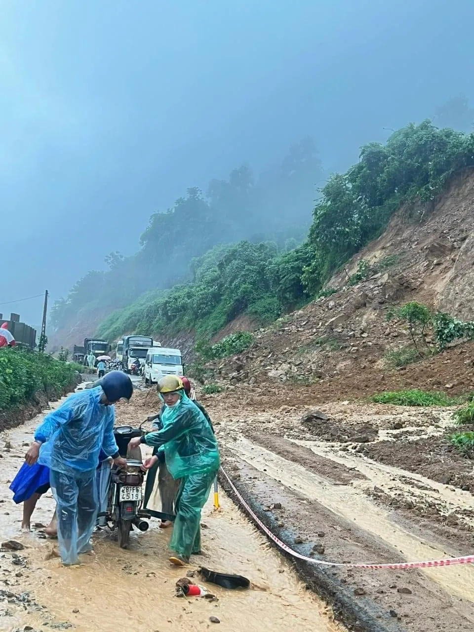 Cả vạt đồi trên dốc Cun bị sạt xuống QL6 sáng nay 28-9. Ảnh: CTV