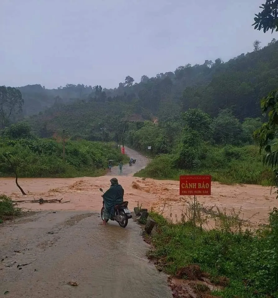 Nước sông, nước suối dâng cao ở các huyện Cao Phong, Kim Bôi. Ảnh: CTV