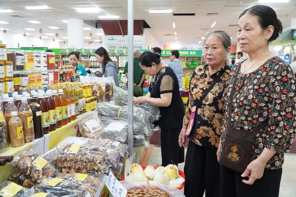 Hà Nội sẽ kết nối đưa các sản phẩm OCOP của các địa phương vào thị trường Hà Nội. Ảnh: VĂN PHÚC