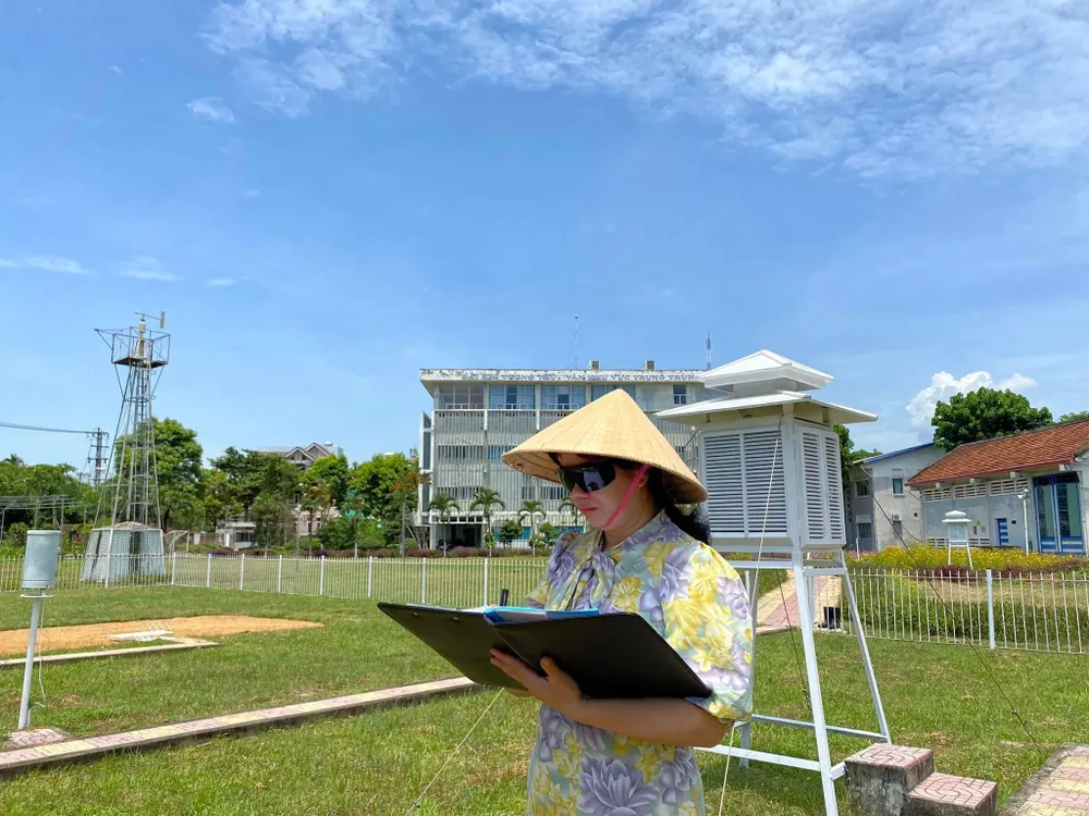 Các quan trắc viên tại các trạm khí tượng ngày, đêm theo dõi, truyền gửi số liệu về trung tâm phân tích