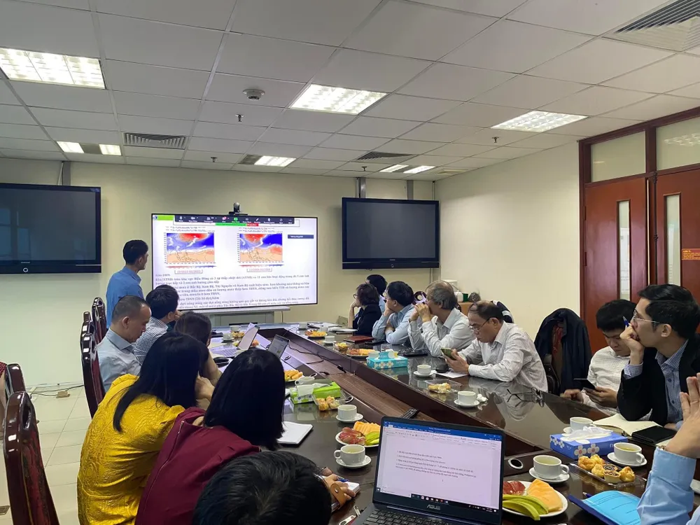 Các chuyên gia khí tượng đang họp đưa ra nhận định về một cơn bão