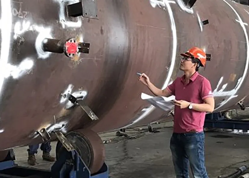 Anh Nguyễn Đắc Luân với sáng kiến tối ưu nguồn khí bypass V-101A. Ảnh: Báo Bà Rịa - Vũng Tàu