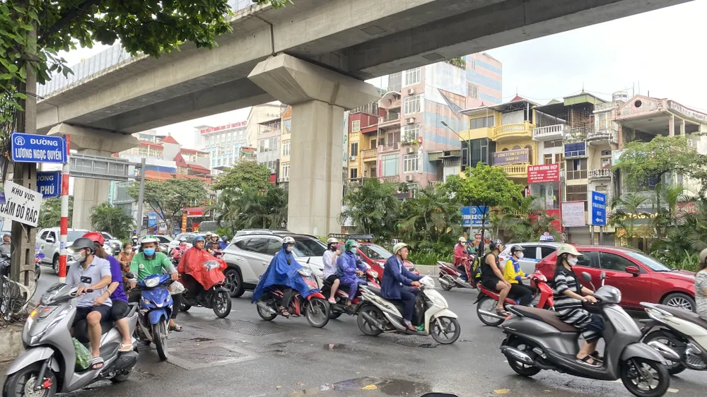 Không khí mát về gây mưa rào ở Hà Nội sáng 7-10. Ảnh: VĂN PHÚC