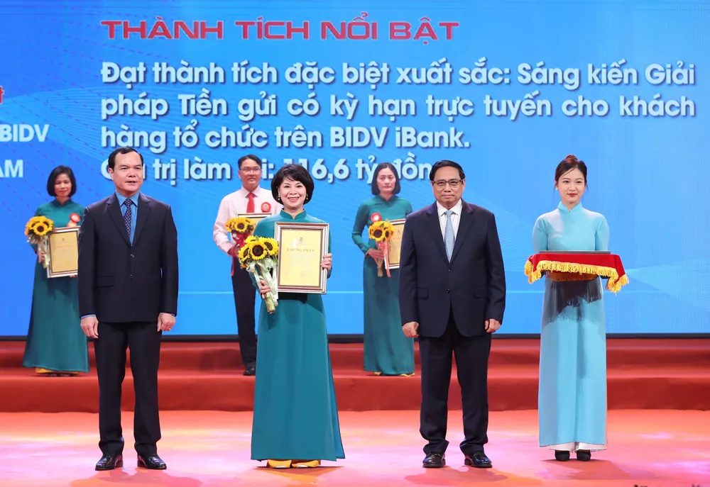 Thủ tướng Phạm Minh Chính trao thưởng cho các tác giả, nhóm tác giả đặc biệt xuất sắc, chiều 8-10. Ảnh: QUANG PHÚC