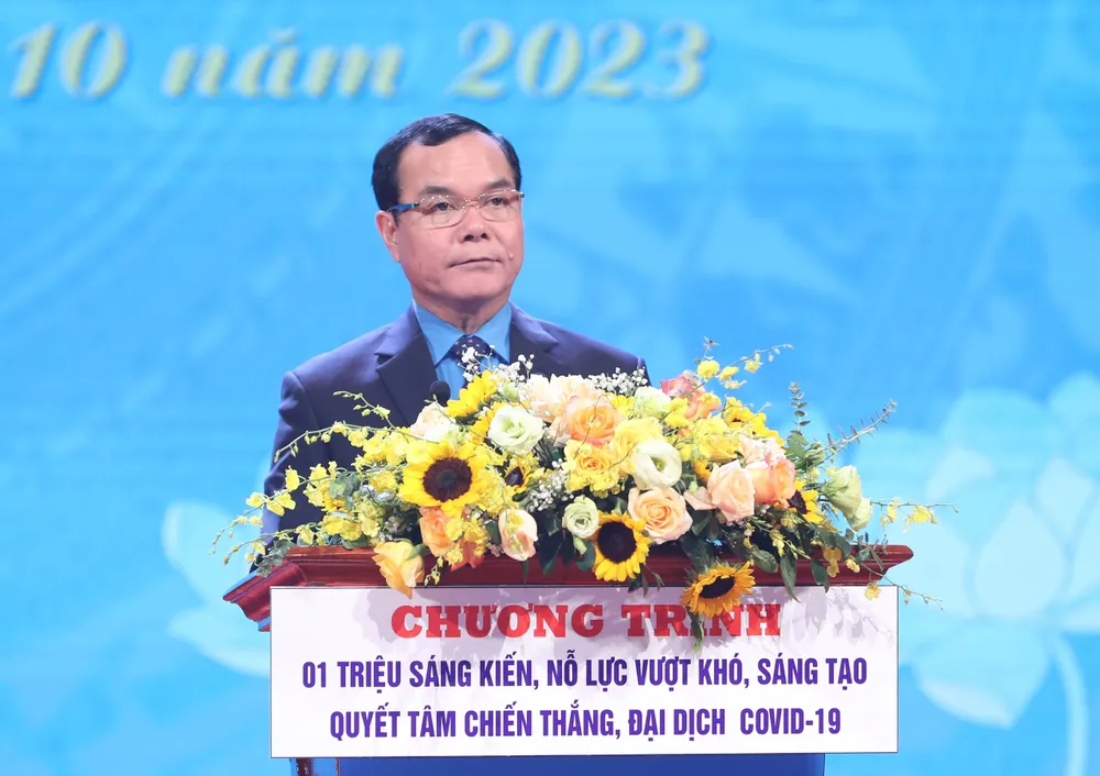 Chủ tịch Tổng LĐLĐ Việt Nam Nguyễn Đình Khang phát biểu khai mạc lễ tôn vinh chiều 8-10. Ảnh: QUANG PHÚC