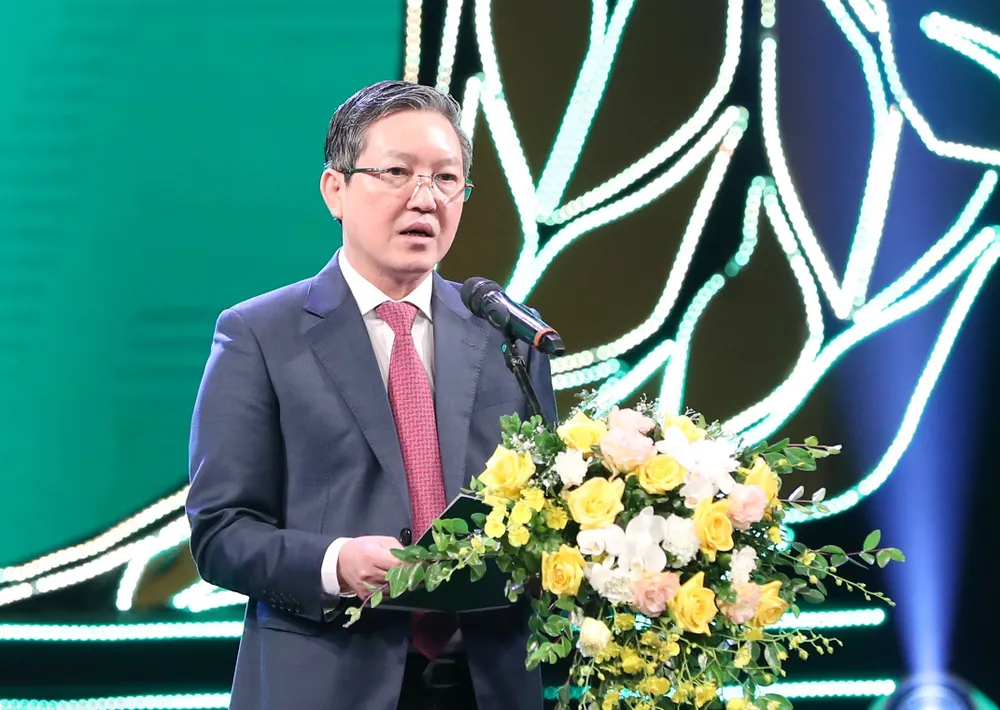 Chủ tịch Hội Nông dân Việt Nam Lương Quốc Đoàn phát biểu tại lễ tôn vinh, tối 13-10. Ảnh: QUANG PHÚC