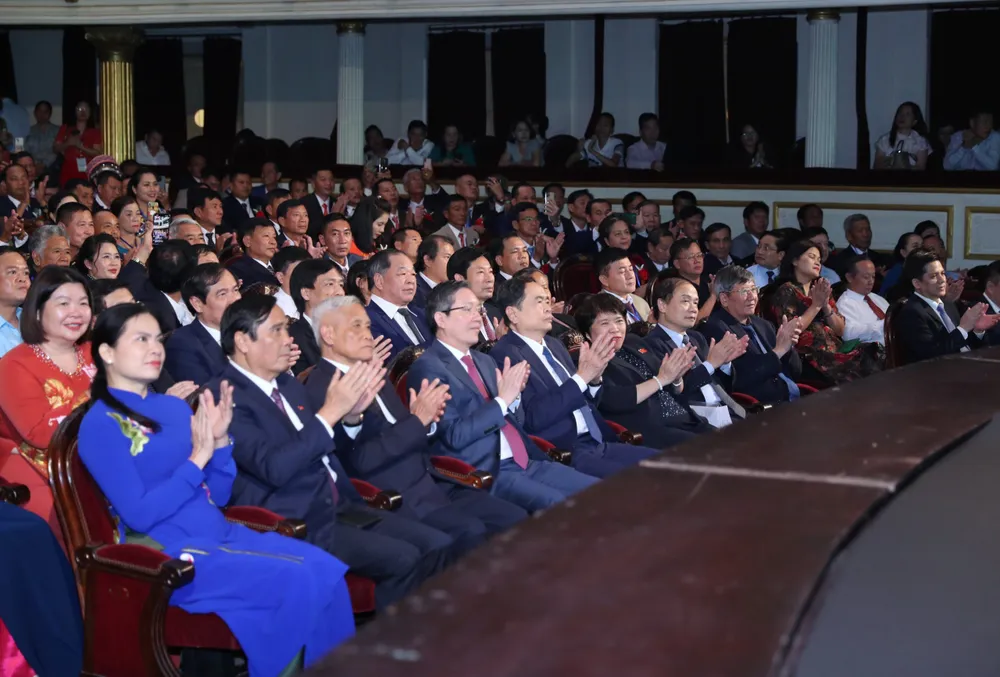 Các đại biểu dự lễ tôn vinh tối 13-10, tại Nhà hát Lớn Hà Nội. Ảnh: QUANG PHÚC