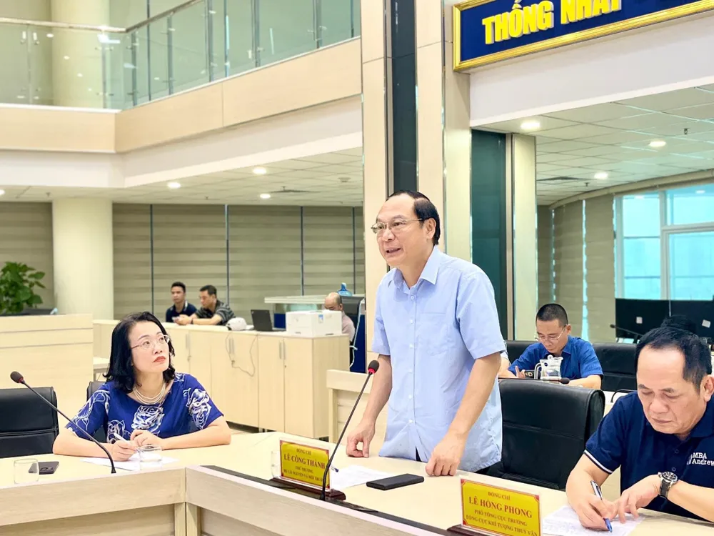 Chiều 14-10, Thứ trưởng Bộ TN-MT Lê Công Thành chủ trì cuộc họp tại Tổng cục Khí tượng - thủy văn để điều hành công tác dự báo mưa lũ tại miền Trung