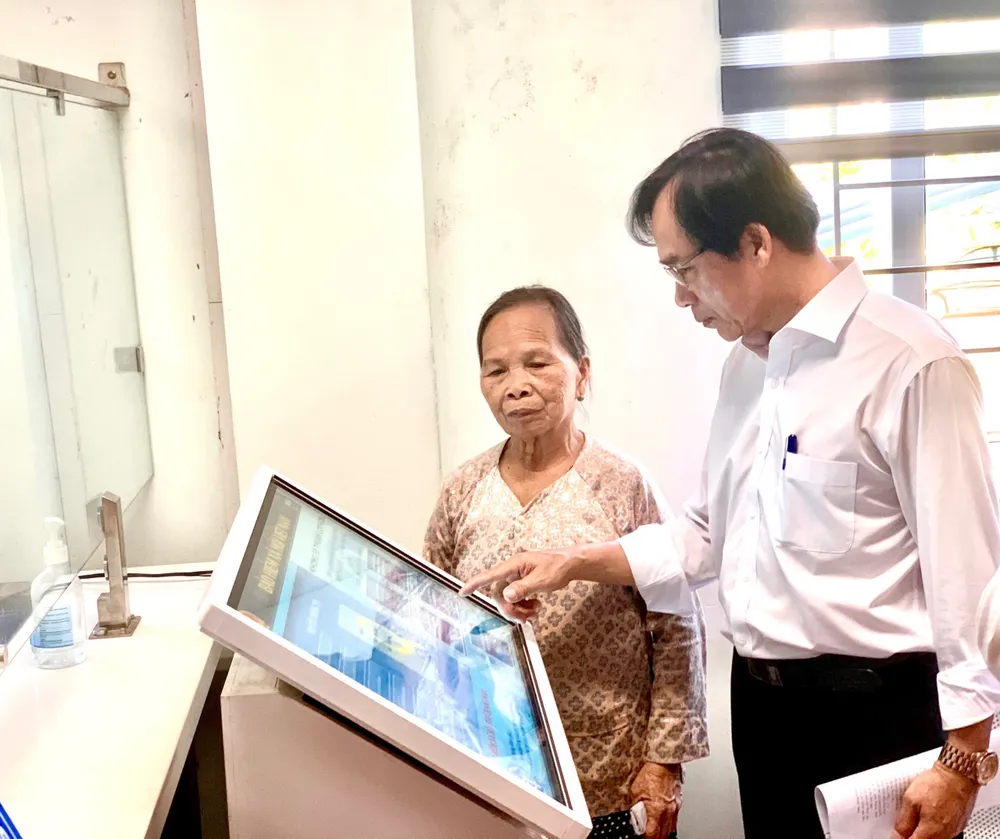 Lãnh đạo BHXH TP Hội An (tỉnh Quảng Nam) hướng dẫn người dân cách truy cập tài khoản số bằng VssID cá nhân. Ảnh: VĂN PHÚC Lãnh đạo BHXH TP Hội An (tỉnh Quảng Nam) hướng dẫn người dân cách truy cập tài khoản số bằng VssID cá nhân. Ảnh: VĂN PHÚC