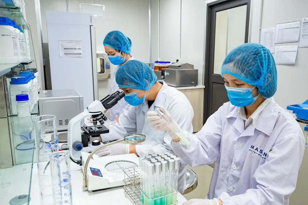 Kiểm tra chất lượng các mẫu sản phẩm đảm bảo tiêu chuẩn mới cho xuất xưởng