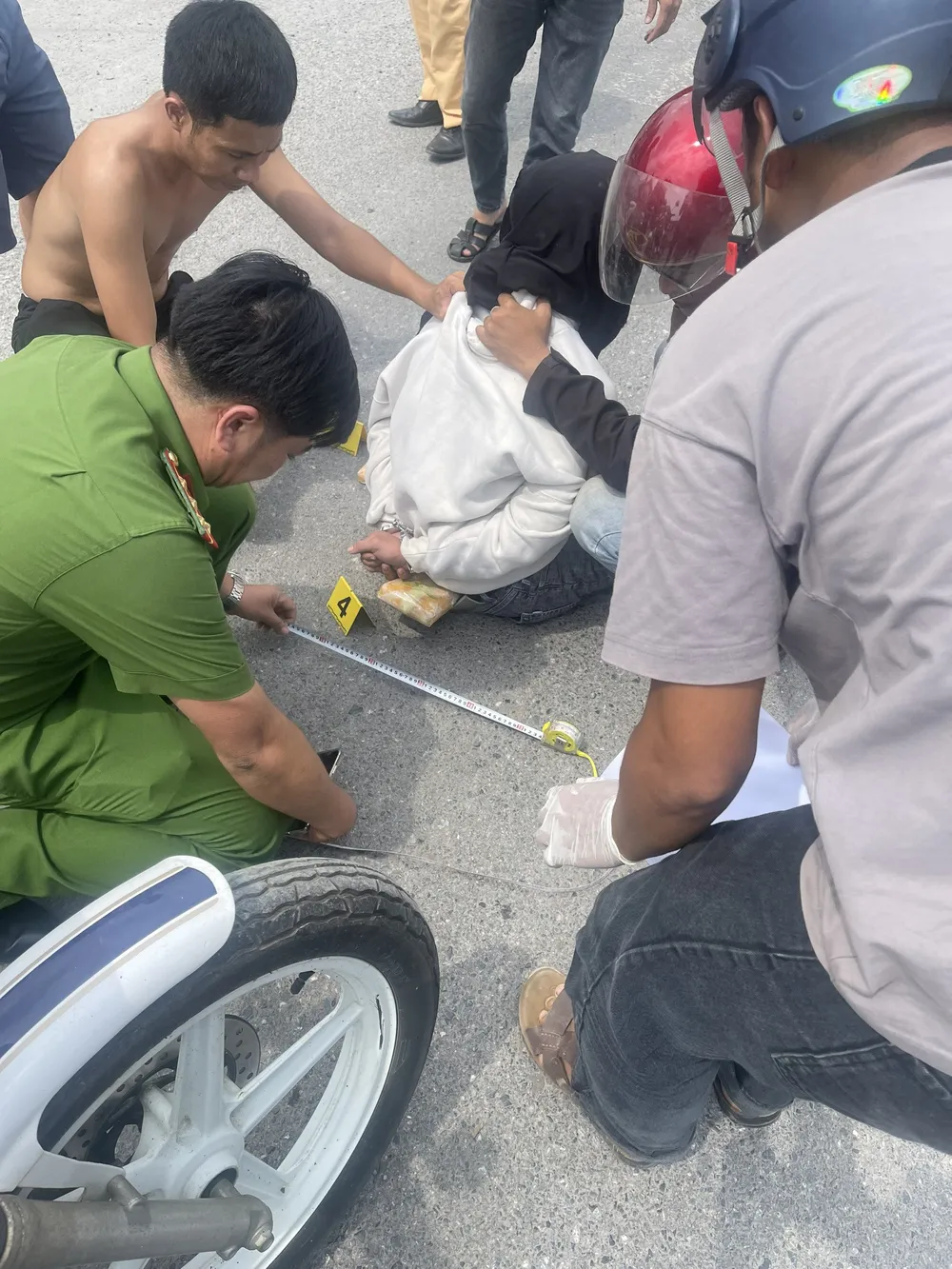 Bắt giữ đối tượng và tang vật là ma túy tổng hợp