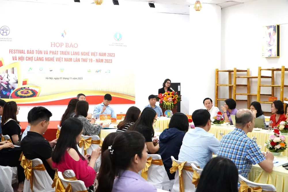 Quang cảnh cuộc họp báo sáng 1-11