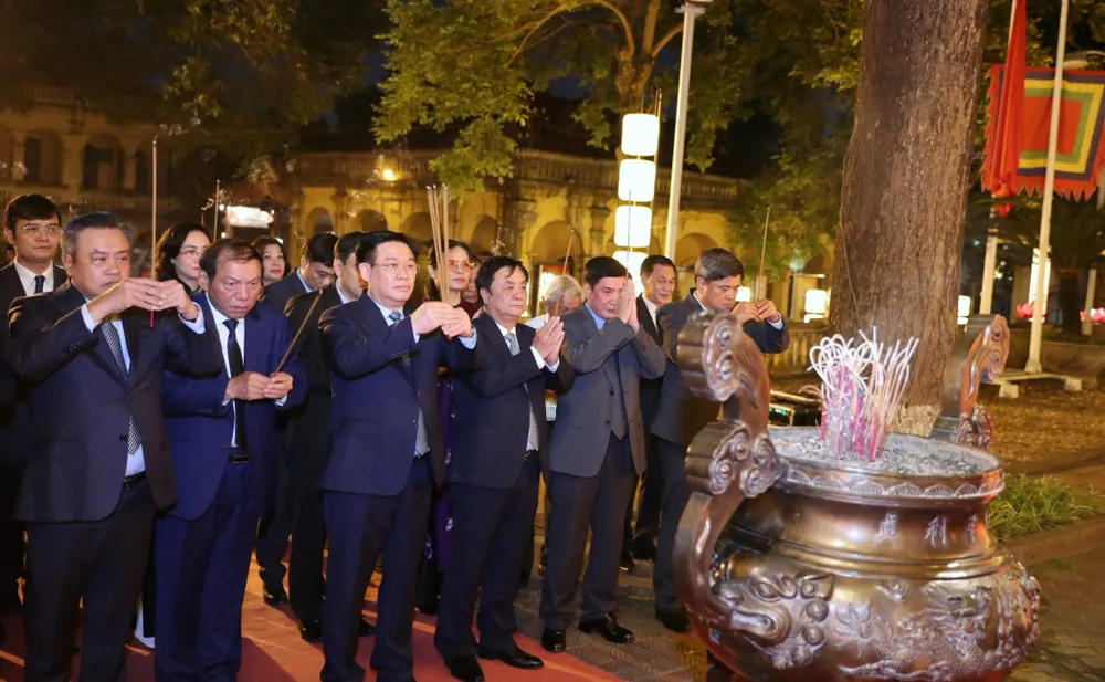 Chủ tịch Quốc hội Vương Đình Huệ dâng hương tại Điện Kính Thiên ngày 9-11. Ảnh: QUANG PHÚC Chủ tịch Quốc hội Vương Đình Huệ dâng hương tại Điện Kính Thiên ngày 9-11. Ảnh: QUANG PHÚC