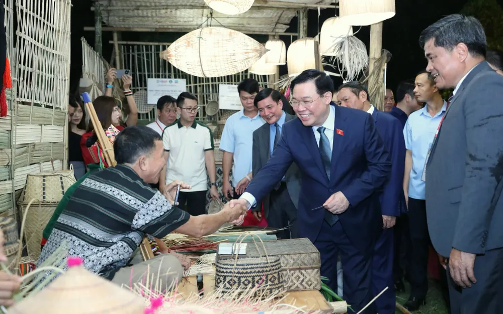 Chủ tịch Quốc hội Vương Đình Huệ tham quan các gian hàng trưng bày thủ công mỹ nghệ. Ảnh: QUANG PHÚC Chủ tịch Quốc hội Vương Đình Huệ tham quan các gian hàng trưng bày thủ công mỹ nghệ. Ảnh: QUANG PHÚC