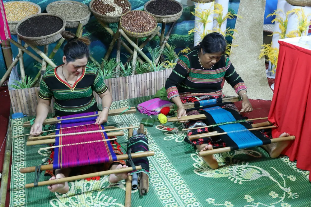 Trình diễn nghề dệt thổ cẩm của các nghệ nhân tỉnh Đắk Nông tại Festival bảo tồn và phát triển làng nghề năm 2023. Ảnh: QUANG PHÚC Trình diễn nghề dệt thổ cẩm của các nghệ nhân tỉnh Đắk Nông tại Festival bảo tồn và phát triển làng nghề năm 2023. Ảnh: QUANG PHÚC