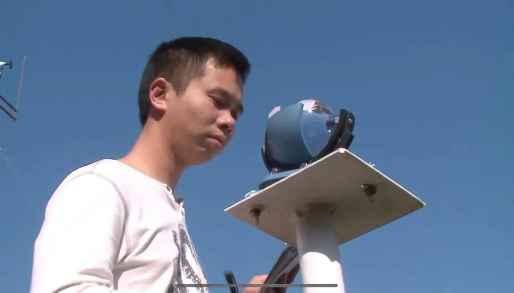 Quan trắc viên đo sự biến động của gió và nhiệt độ. Ảnh: Trung tâm dự báo KTTV