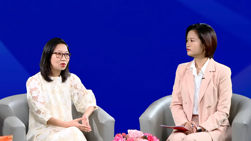 Bà Nguyễn Thị Lan Phương (bìa trái) tại tọa đàm