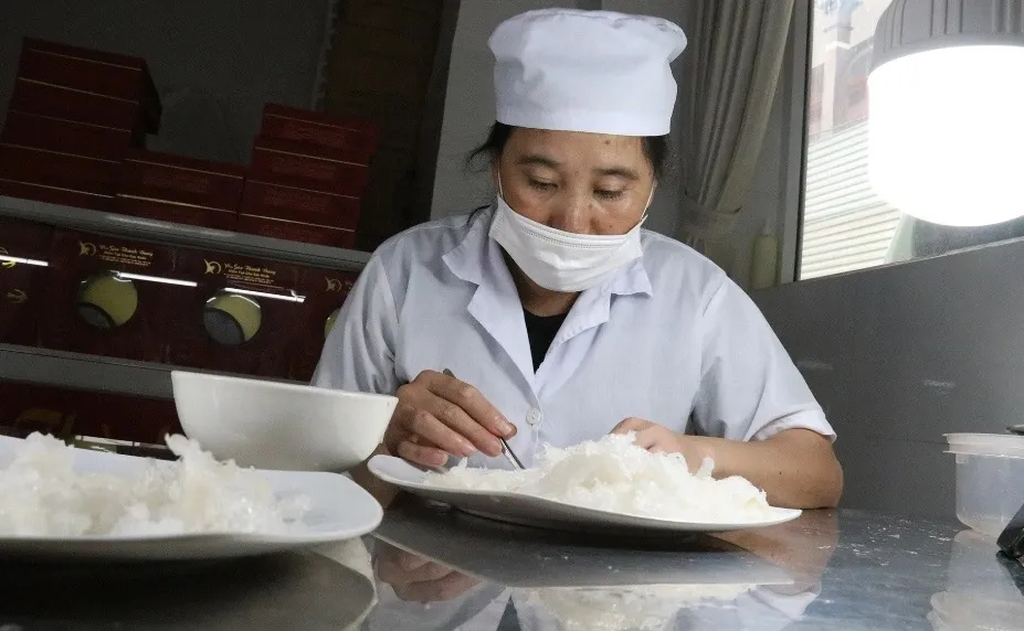 Kiểm tra, phân loại chất lượng sản phẩm yến. Ảnh theo Báo NNVN