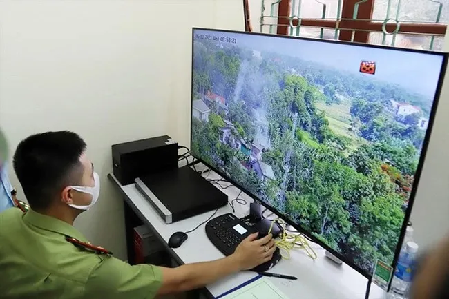 Kiểm lâm tỉnh Hà Tĩnh giám sát tình hình cháy rừng qua camera. Ảnh: TRẦN TUẤN