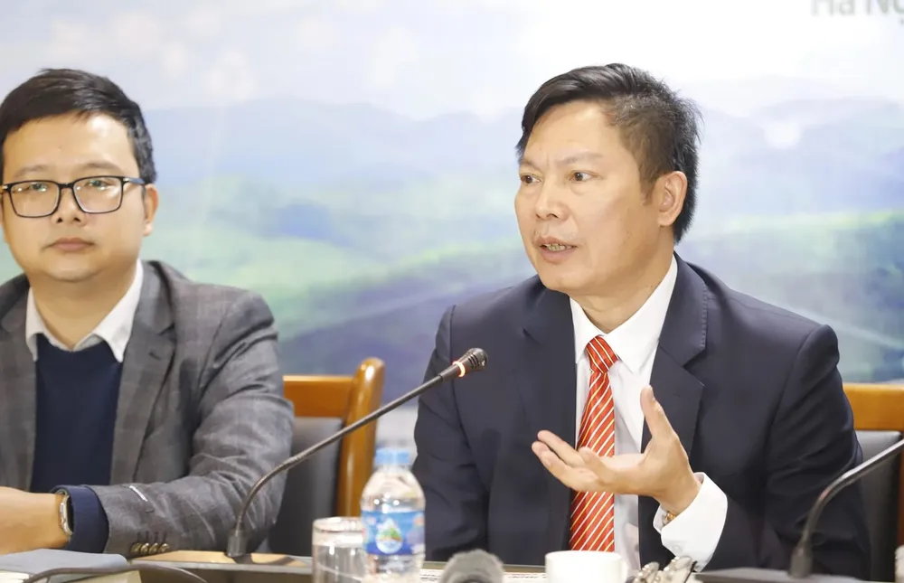 GS-TS Phạm Văn Điển (bìa phải) tại cuộc tọa đàm, ngày 17-11