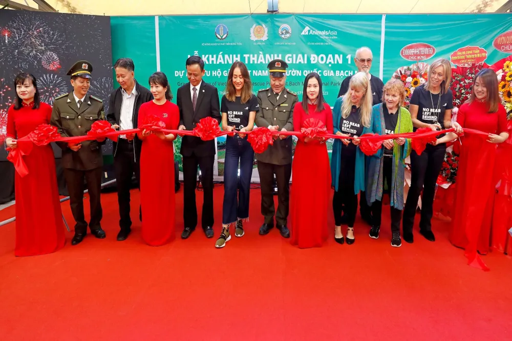 Các chuyên gia thuộc Tổ chức Động vật châu Á, lãnh đạo Cục Kiểm lâm và đại diện lãnh đạo Vườn quốc gia Bạch Mã cắt băng khánh thành