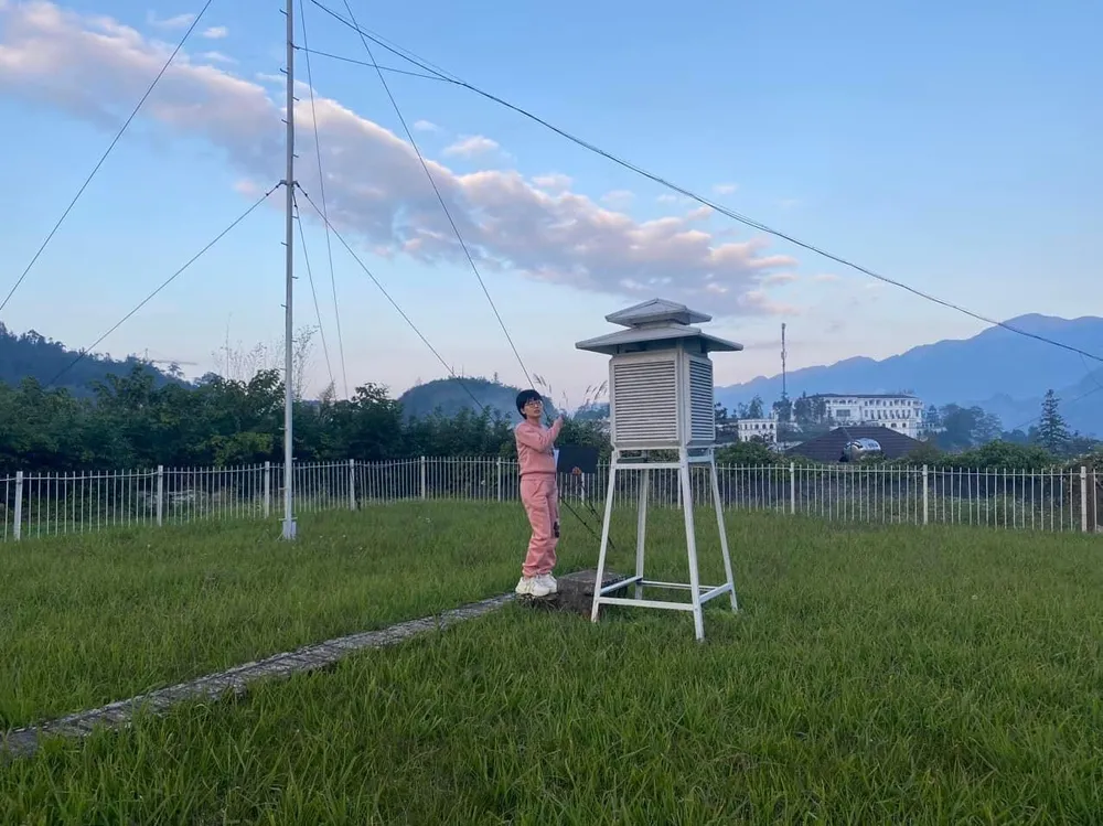 Cán bộ quan trắc tại Trạm Khí tượng Sa Pa (Lào Cai) thu thập dữ liệu thời tiết. Ảnh: Đài KTTV khu vực Bắc bộ