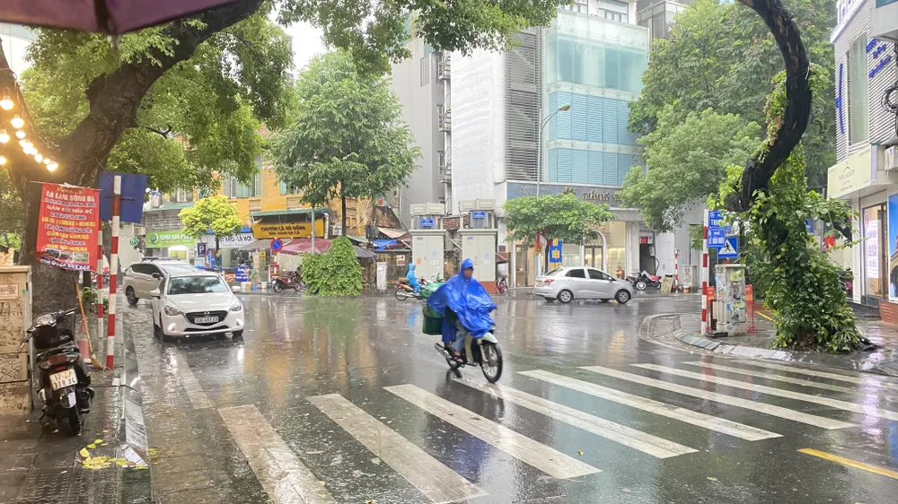 Đường sá ở Hà Nội vắng hơn bình thường do trời mưa rét. Ảnh: VĂN PHÚC