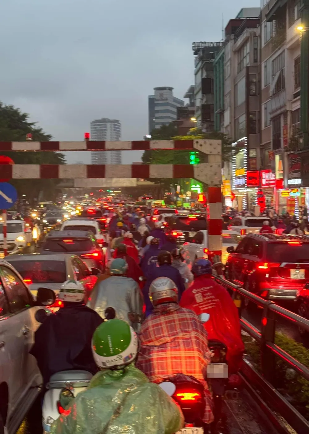 Đường Nguyễn Trãi (Hà Nội) luôn là "cung đường đáng sợ" vào giờ cao điểm, càng ùn tắc nghiêm trọng hơn khi có mưa gió. Ảnh: CTV Đường Nguyễn Trãi (Hà Nội) luôn là "cung đường đáng sợ" vào giờ cao điểm, càng ùn tắc nghiêm trọng hơn khi có mưa gió. Ảnh: CTV