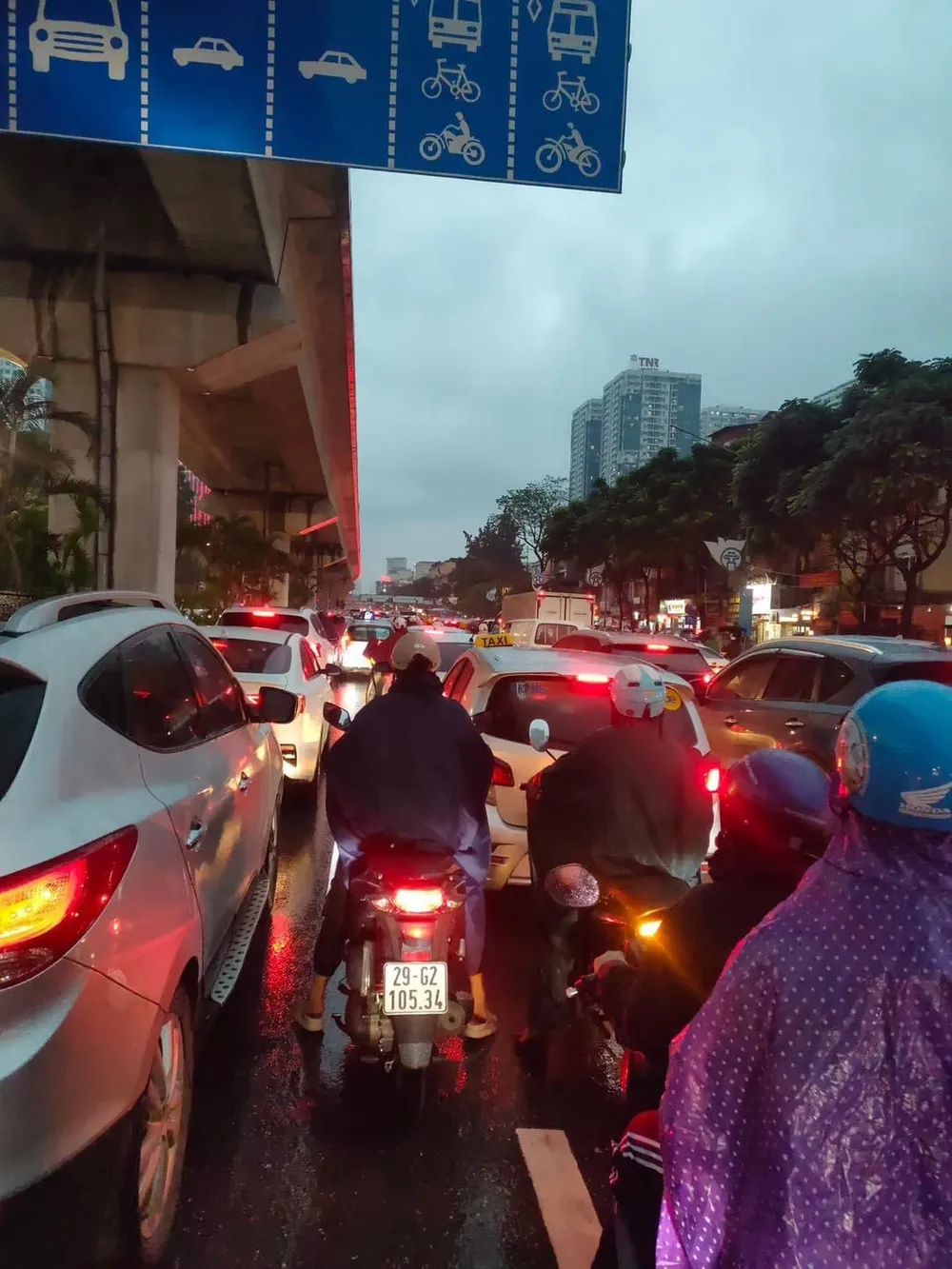 Các phương tiện nhích từng mét một trên đường Nguyễn Trãi Các phương tiện nhích từng mét một trên đường Nguyễn Trãi