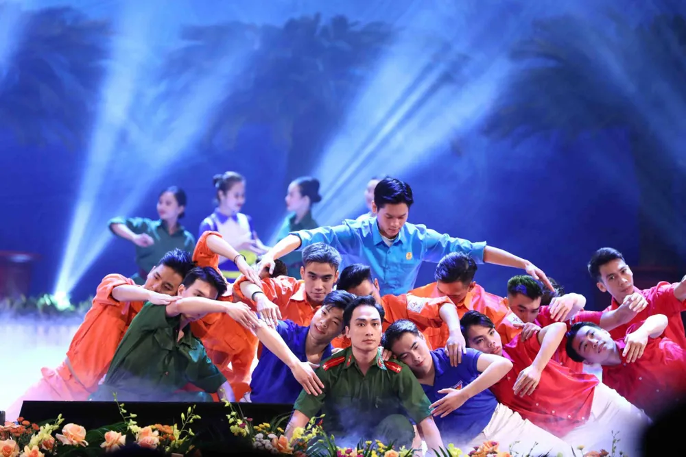 Chương trình văn nghệ chào mừng đại hội. Ảnh: ĐỨC VŨ