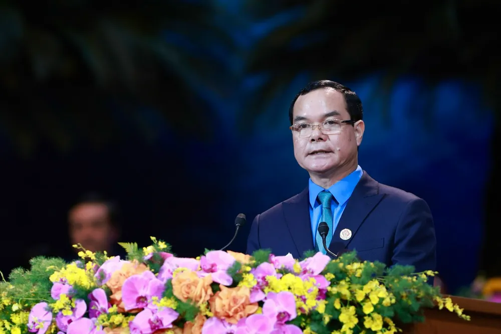 Chủ tịch Tổng Liên đoàn Lao động Việt Nam Nguyễn Đình Khang trình bày báo cáo của Ban Chấp hành Tổng Liên đoàn Lao động Việt Nam khóa XII