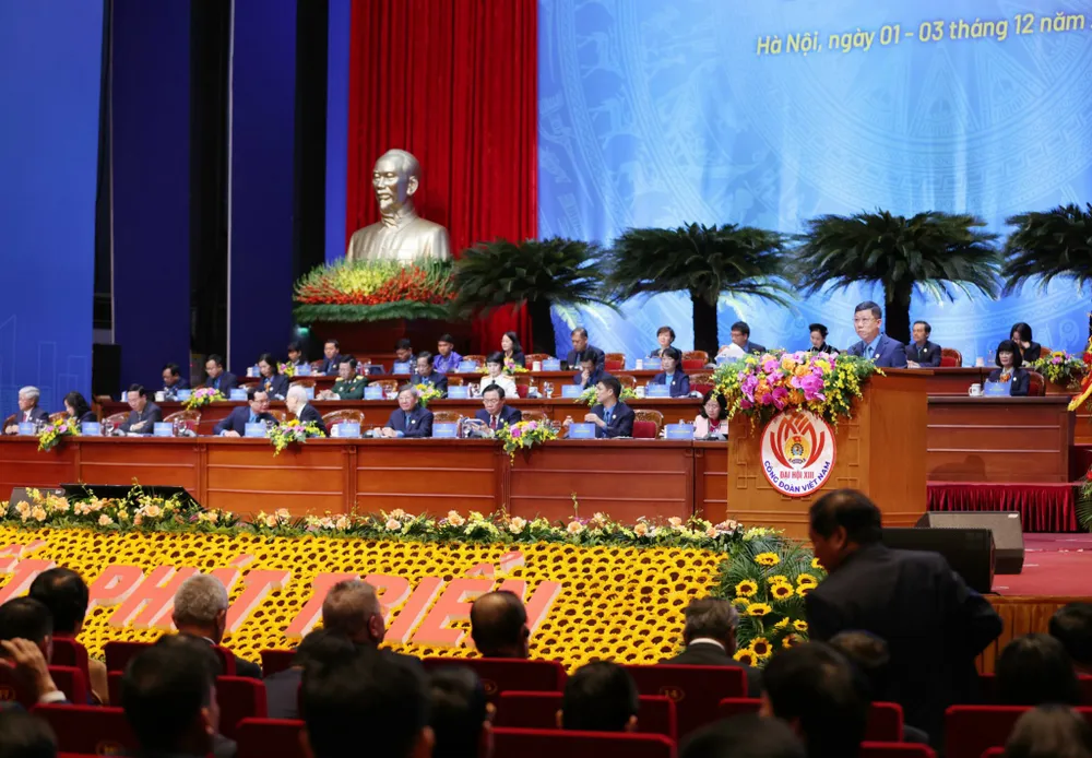 Đại diện đoàn đại biểu TPHCM trình bày tham luận tại đại hội. Ảnh: VIẾT CHUNG