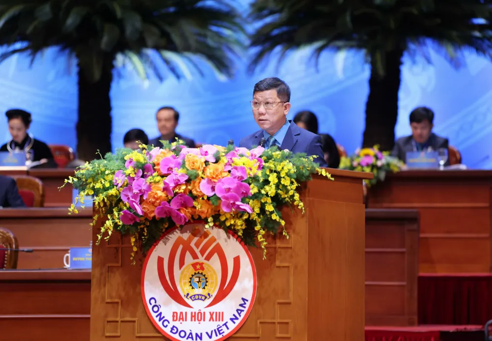 Phó Chủ tịch Thường trực Liên đoàn Lao động TPHCM Trần Đoàn Trung phát biểu tại đại hội