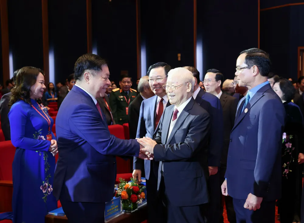 Tổng Bí thư Nguyễn Phú Trọng bắt tay, chúc mừng các đại biểu dự Đại hội XIII Công đoàn Việt Nam. Ảnh: QUANG PHÚC