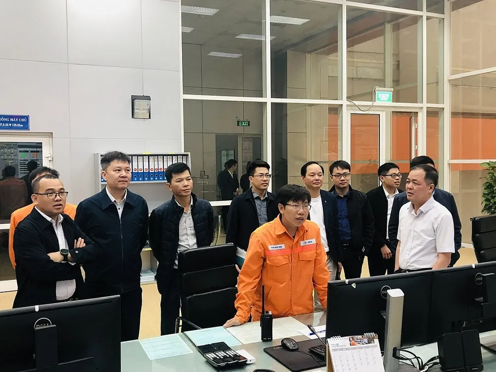 Đoàn công tác của Cục Điều tiết điện lực kiểm tra và làm việc tại Công ty Thủy điện Sơn La ngày 5-3. Ảnh: BCT