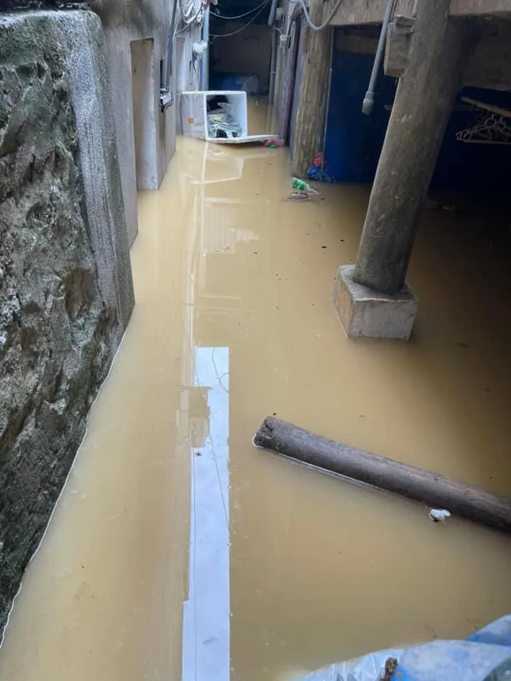 Nước lũ đã tràn vào nhà dân ở thị trấn Bảo Lạc