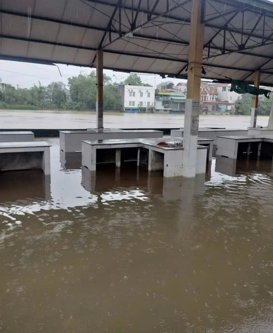 Nước sông Đáy tràn vào chợ Mỹ Đức ở huyện Mỹ Đức (TP Hà Nội) sáng 10-9 buộc tiểu thương phải tạm dừng mở cửa. Ảnh: CTV