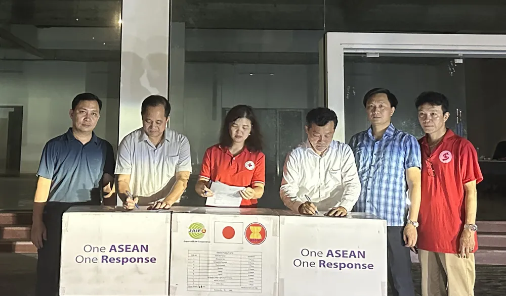 Representative of the Ministry of Agriculture and Rural Development hands over the goods to representatives of Lao Cai Province on the night of September 14 and early morning of September 15.