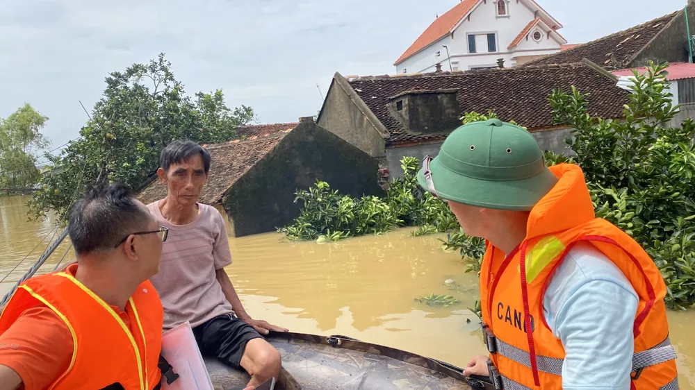 On September 12, the SGGP newspaper task force navigates floodwaters to reach Mai Trung Hamlet (Mai Dinh Commune, Hiep Hoa District, Bac Giang Province) to assist isolated residents.